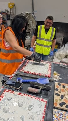 L'équipe au travail sur des compositions de terrazzo en atelier