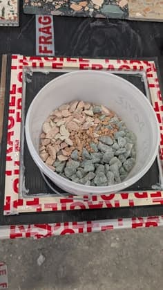 Sélection de granulats avant composition d'un terrazzo