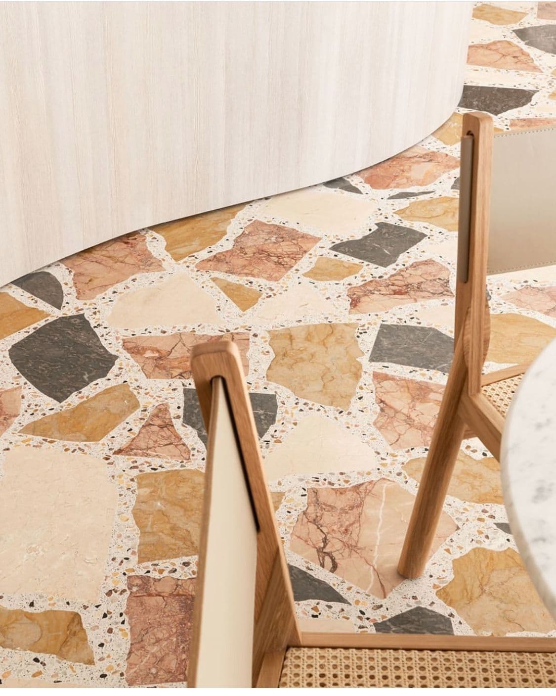 Détail d'un plan en terrazzo aux granulats colorés