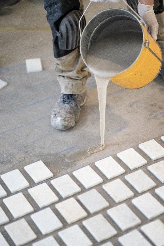 Détail de granulats de marbre dans un terrazzo poli
