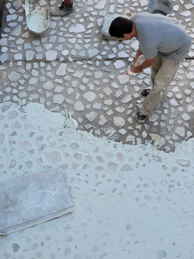 Artisan en cours de coulage d'un terrazzo