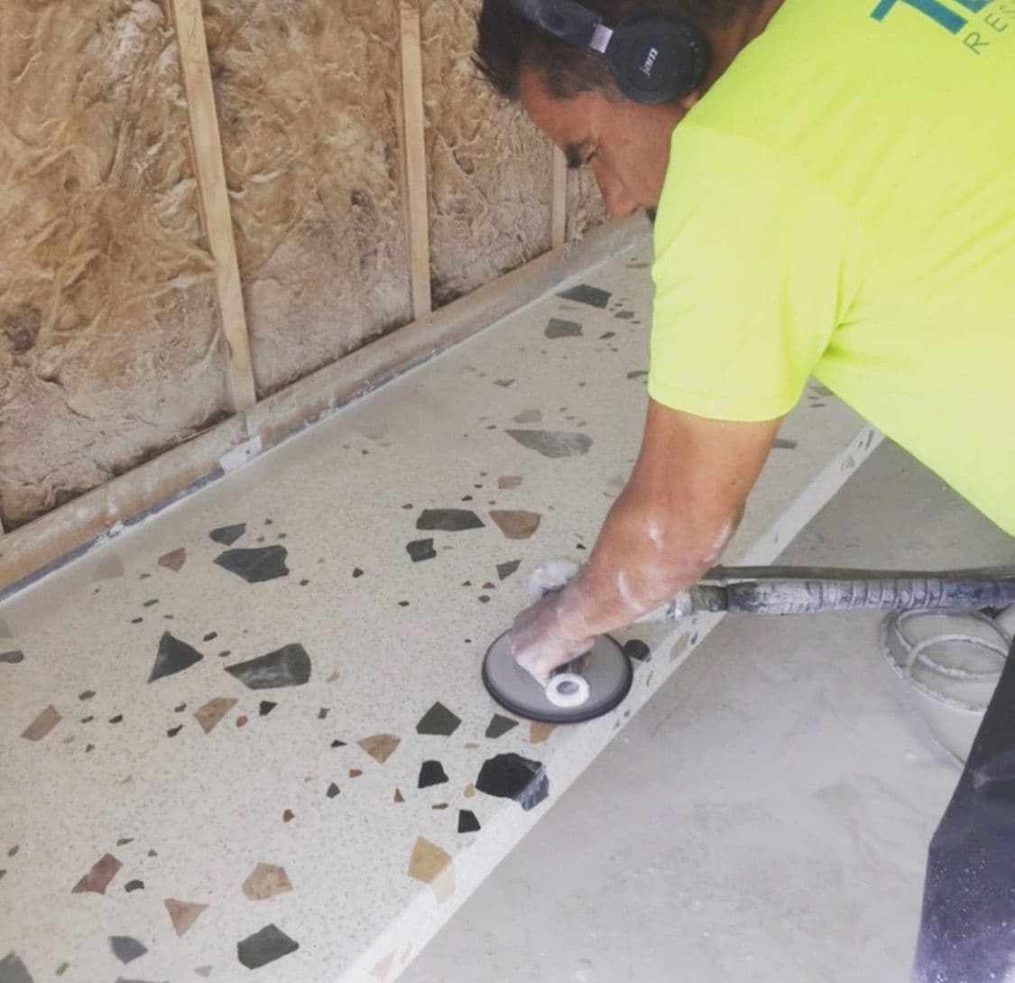 Ponçage et finition d'un terrazzo sur chantier