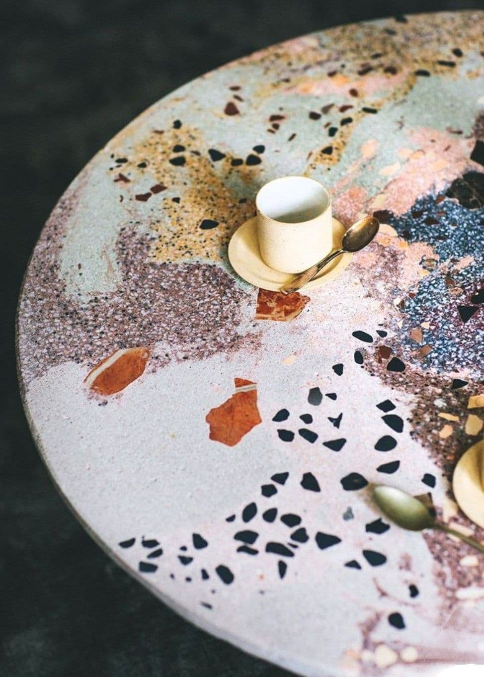 Sol en terrazzo poli dans une pièce de vie