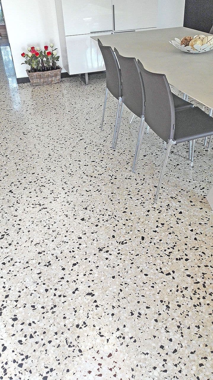 Sol en terrazzo aux granulats de marbre variés
