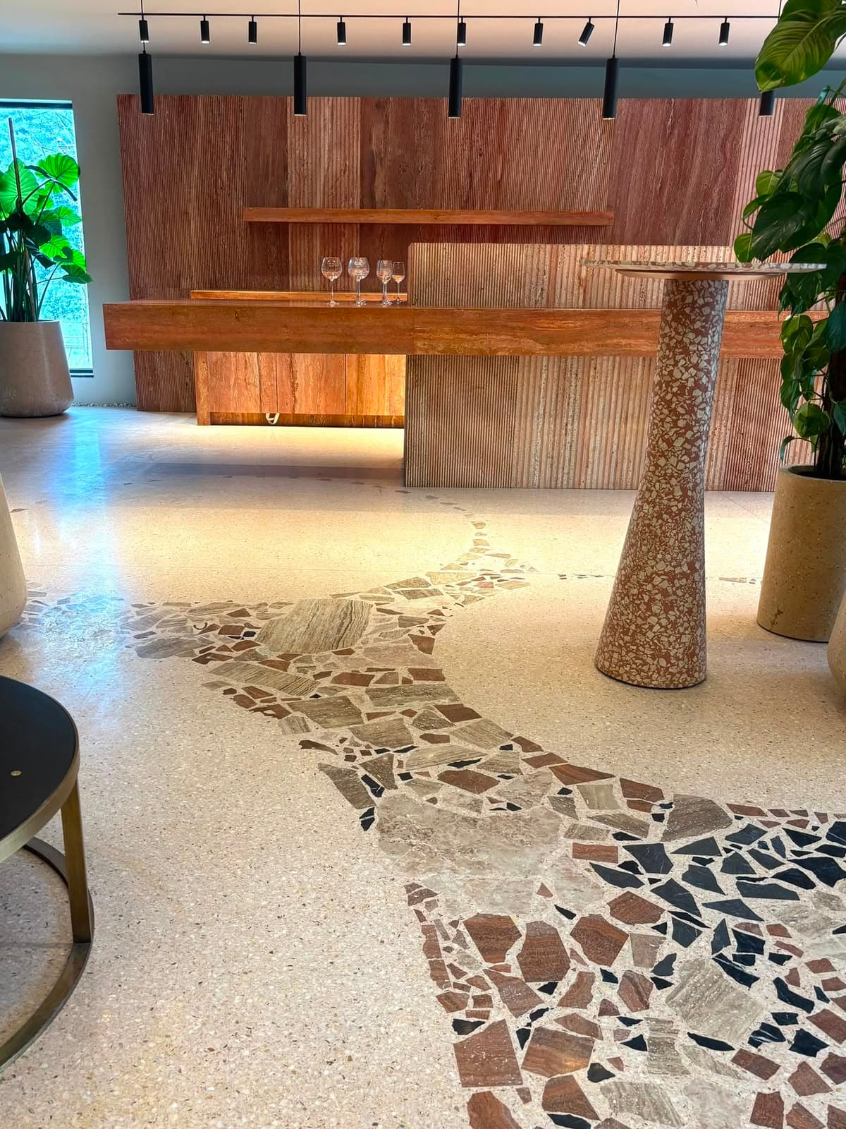 Sol en terrazzo dans un espace d'accueil professionnel