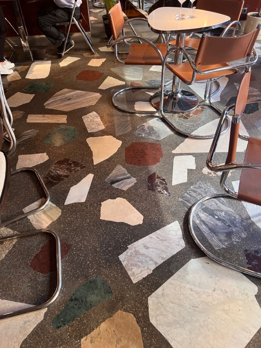 Cuisine avec plan de travail et sol assortis en terrazzo