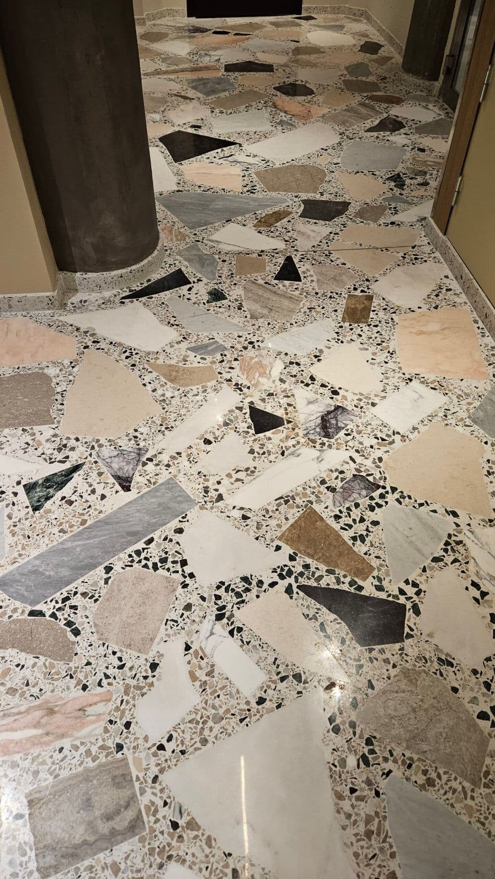Composition de granulats de marbre avant coulage d'un terrazzo